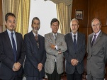 El Defensor Claudio P&eacute;rez con los expositores y el Rector de la UV, Aldo Valle (cuarto de derecha a izquierda)