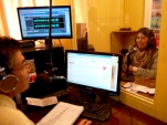 La Facilitadora Intercultural Andrea Mamani aparece entrevistada &lsquo;en vivo&rsquo; por el locutor David Casanova, en los estudios de Radio Vanguardia.
