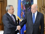 (Gentileza OEA) Georgy Schubert saluda al Secretario General de la OEA, Jos&eacute; Miguel Insulza.
