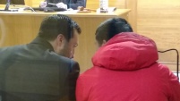El Defensor Penal Juvenil Luis Acu&ntilde;a Tapia, conversa con uno de los adolescentes. 