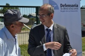 Defensor Regional Renato Gonz&aacute;lez conversa y orienta a los asistentes de la Plaza de Justicia, principalmente adultos mayores