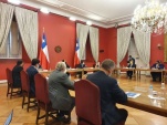 Marco Montero (a la derecha, de espaldas), durante el Consejo de Seguridad P&uacute;blica desarrollado ayer en La Moneda