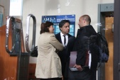 Carlos Jim&eacute;nez en la puerta del Tribunal de Puerto Varas
