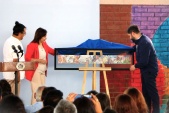 El Presidente Gabriel Boric y la Defensora Regional In&eacute;s Rojas descubren una r&eacute;plica de un mural 