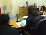 El acusado y su defensora en la audiencia de revisi&oacute;n de medida cautelar. 
