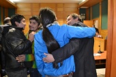 Al t&eacute;rmino de la audiencia en causa "Fundo San Leandro" el defensor penal p&uacute;blico Jaime L&oacute;pez abraza a uno de los representados por la DPP