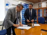 El Defensor Nacional, Carlos Mora Jano, suscribiendo el acuerdo junto al director de la carrera de derecho de la UAH, Alexander Docmac.