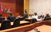 Defensor Pablo Sanzana escucha decisi&oacute;n de jueza Carolina Gajardo de rechazar forzamiento de acusaci&oacute;n contra Presidente Bachelet