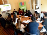 La defensora de adolescentes, Natalia Andrade, expone ante los profesionales de las duplas sicosociales. 