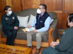 La nueva Directora de Gendarmer&iacute;a en Tarapac&aacute; y el Defensor Regional.