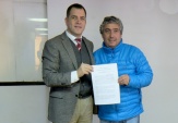 El Defensor Regional, Alberto Ortega, junto al alcalde de Litueche, Ren&eacute; Acu&ntilde;a, tras la firma del convenio que formaliza la iniciativa.