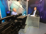 El Defensor Regional, Claudio G&aacute;lvez, junto al conductor del noticiero, Enrique Gon&ccedil;alves, en el canal "Morrovisi&oacute;n".