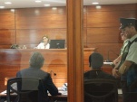 El Defensor Ra&uacute;l Gil y el imutado Juan Carlos Quispe en la audiencia de revisi&oacute;n de prisi&oacute;n preventiva realizada el jueves 07 de abril en Arica